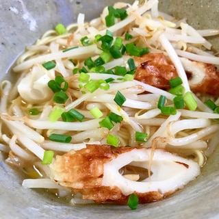 もやし、ちくわ、ネギのラーメン